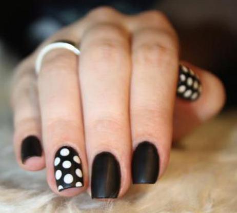 black and white manicure photo on short nails