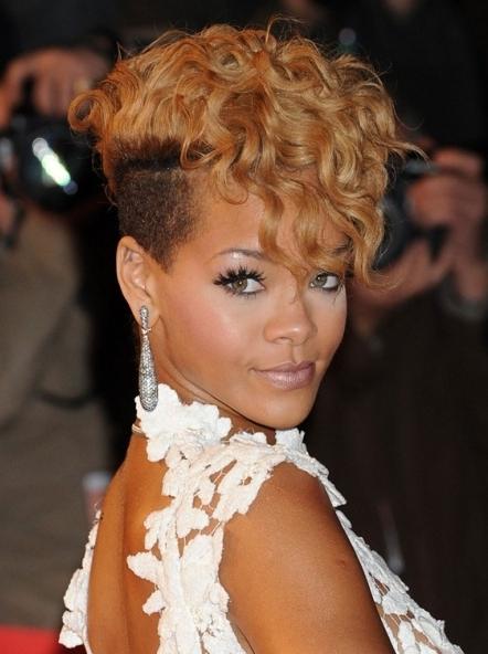 Rihanna de pelo corto