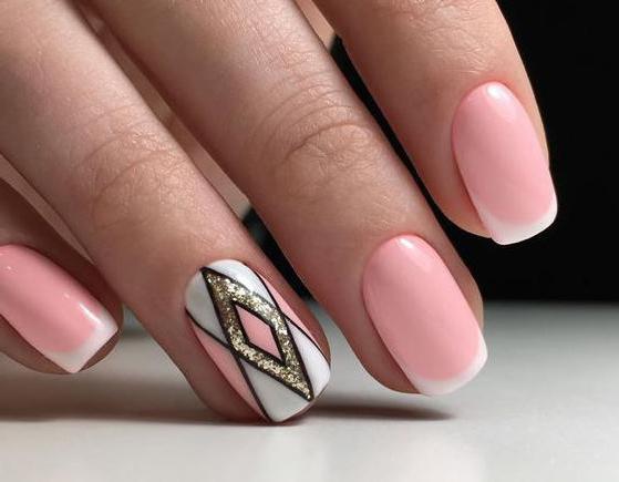 delikatny różowy manicure na krótkich paznokciach