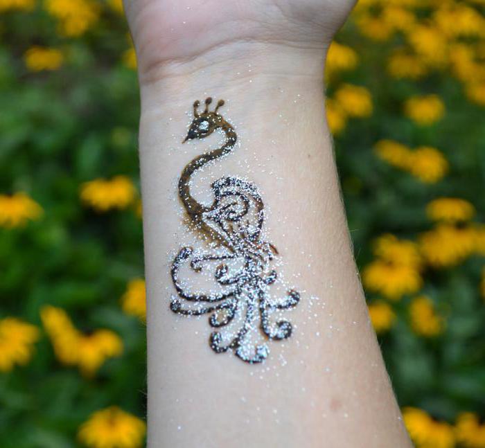 Tattoo henna på hånden