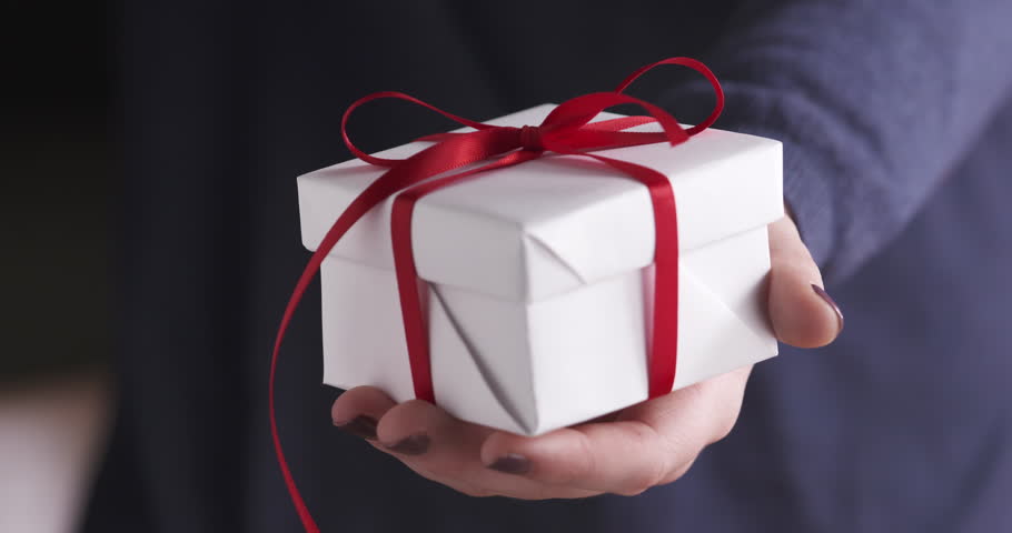 come scegliere un regalo per una ragazza per il nuovo anno