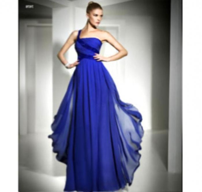 青いウエディングドレス