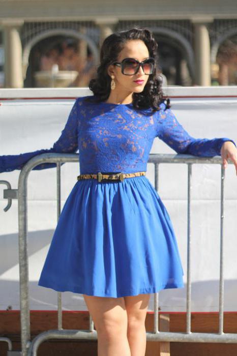 blauwe jurk met blauwe schoenenfoto