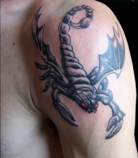 татуировка от скорпион по рамото му