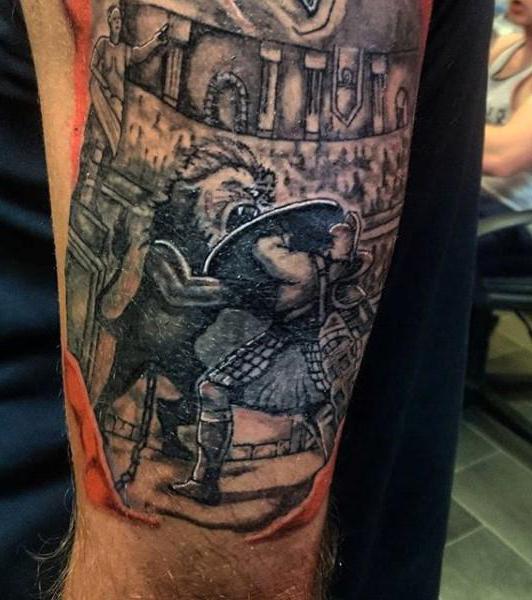 tatuaggio da gladiatore sul petto