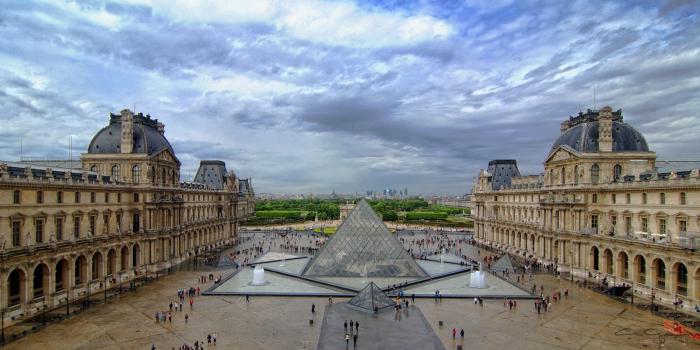 Louvre v Paříži