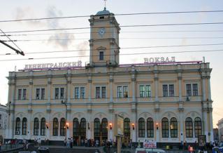 A praça das três estações está localizada em Moscou