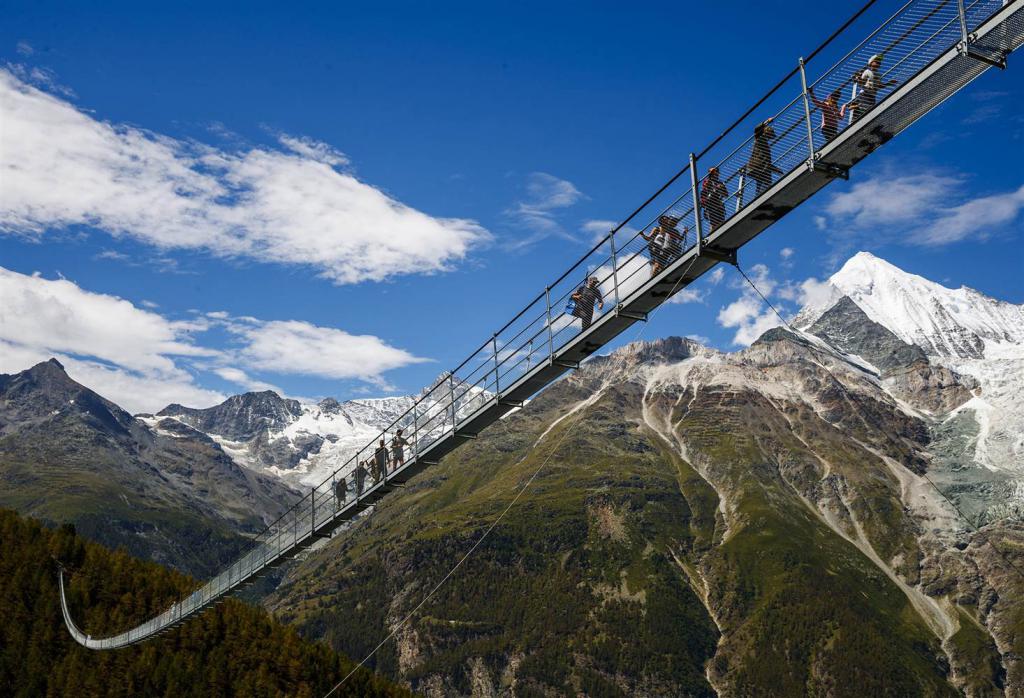 Plieninis tiltas tarp Grecheno ir Zermato miestų Šveicarijos pietuose