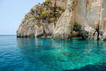 그리스 해안을 세척하는 바다