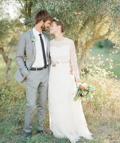 abito da sposa dritto con strascico