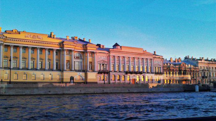 Foto do dique inglês em São Petersburgo