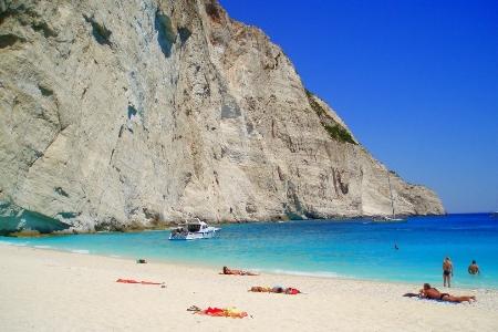 모래 해변이있는 그리스 리조트