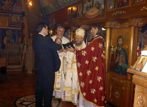 Iglesia de San Sergio de Radonezh en Rogozhskaya Sloboda bautismo de un niño