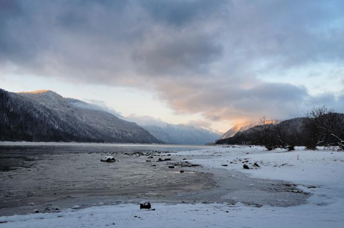 Lago Teletskoe no inverno