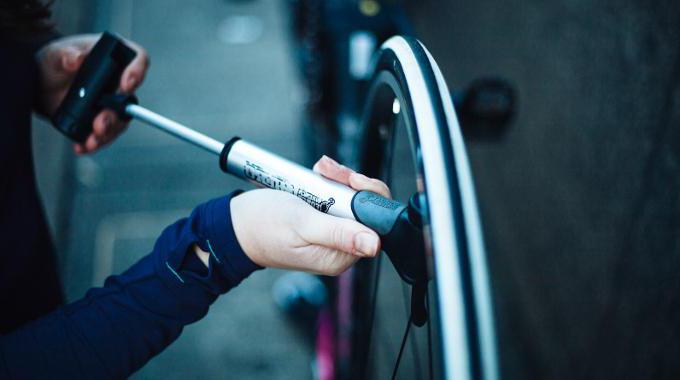 自転車のホイールをポンプアップする方法