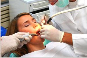 come alleviare il dolore durante la dentizione