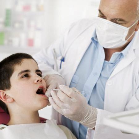 डोमोडेडोव्स्काया समीक्षा में बाल चिकित्सा दंत चिकित्सा
