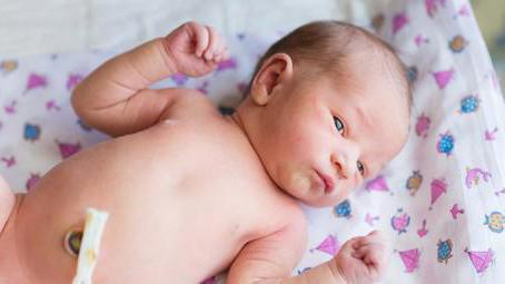 huby pupku v novorozených fotografiích