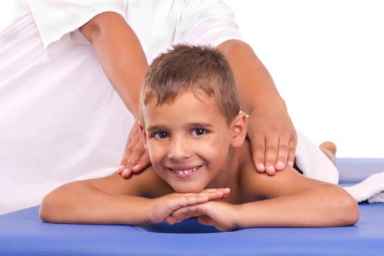massage pour un enfant avec une toux