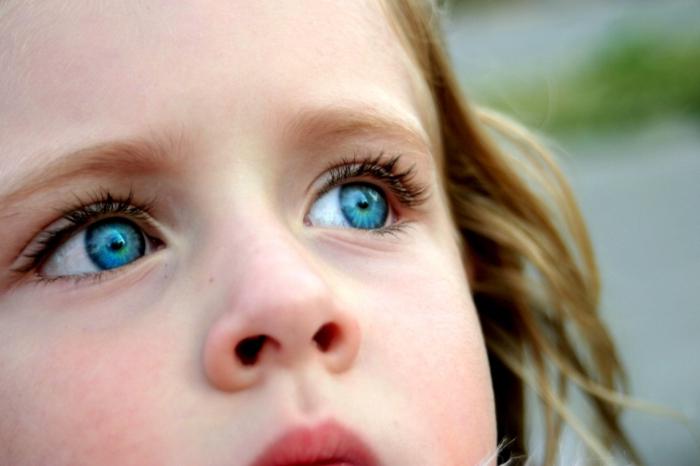 røde øyne i et barn
