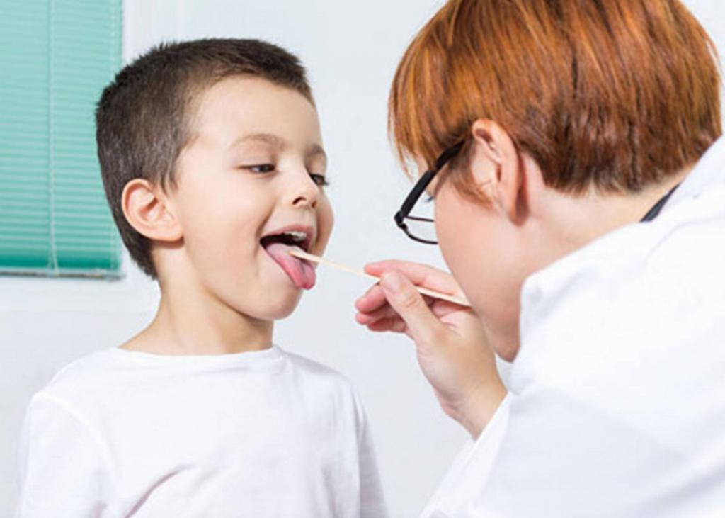 ragazzo in visita da un dottore